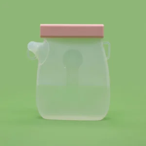 Bolsa de silicona reutilizable para leche materna, translúcida con tapa rosada, pico vertedor y asas.