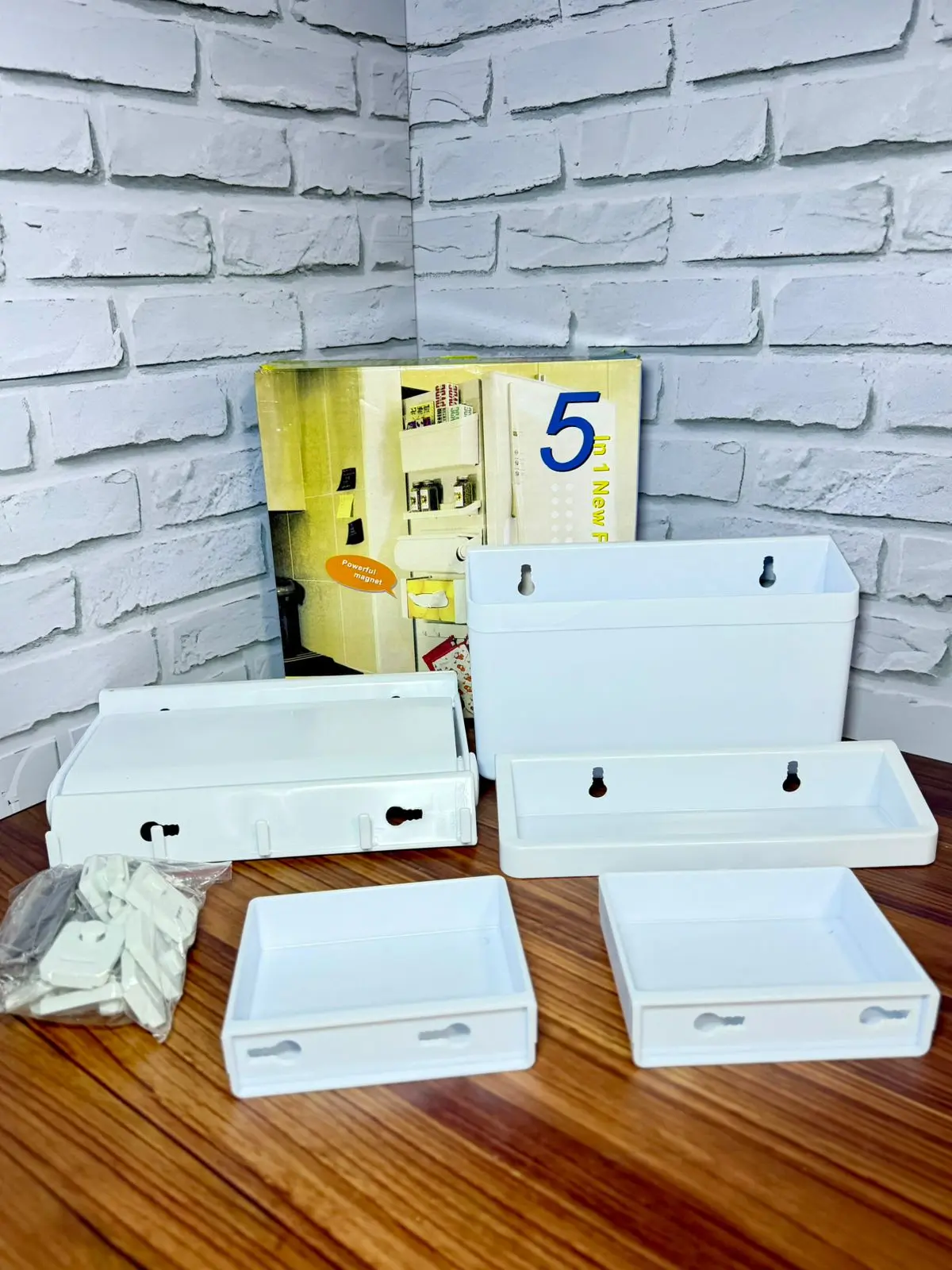 Organizador magnético blanco para nevera, varios compartimentos, incluye accesorios de montaje.