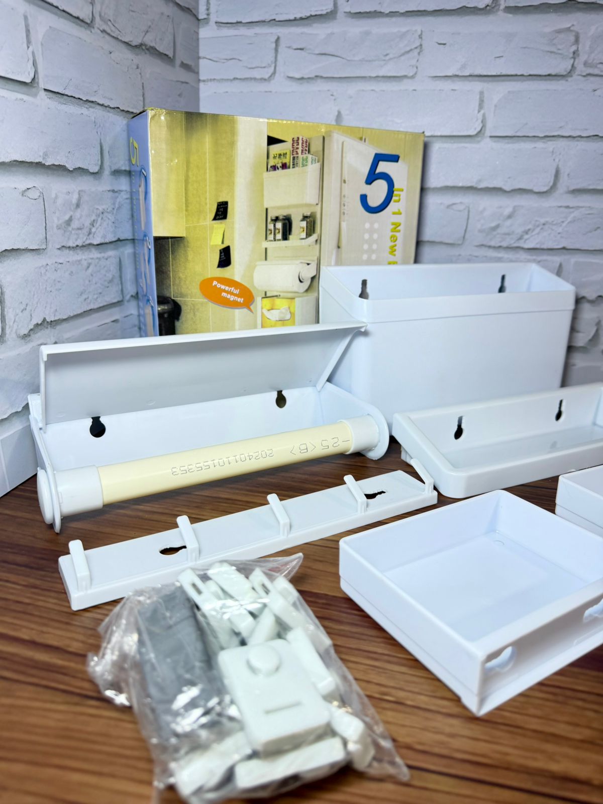 Organizador magnético blanco para nevera 5 en 1: compartimentos, toallero, colgador, con accesorios.