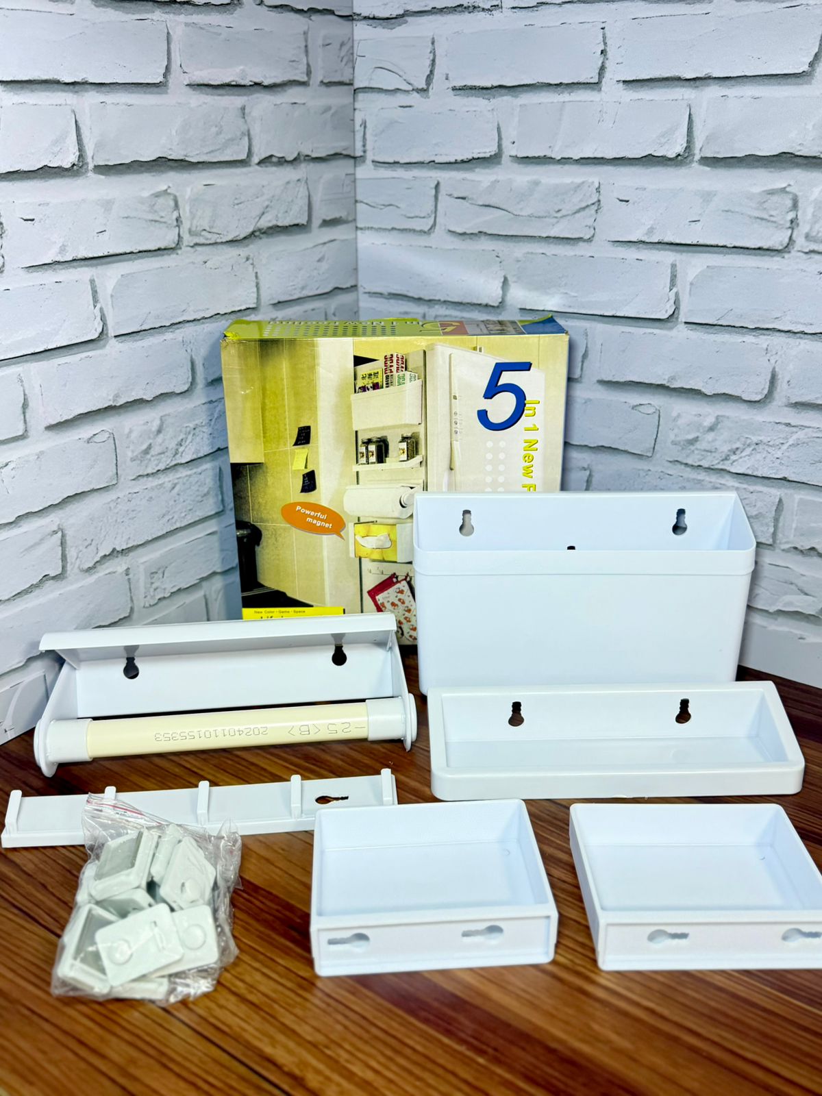 Organizador de nevera magnético blanco 5 en 1 con repisa y portarrollos, accesorios en bolsa.