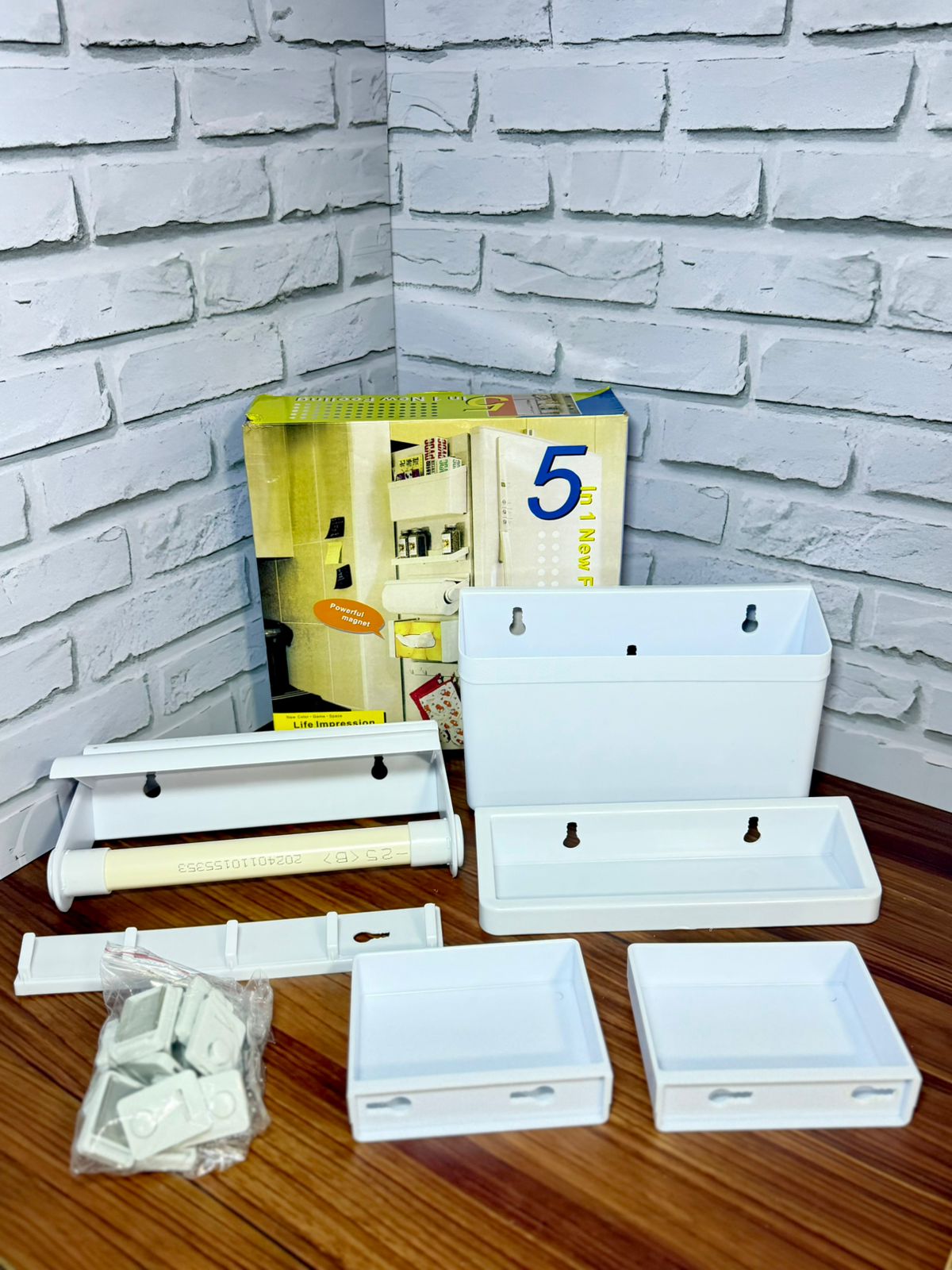 Organizador magnético blanco para nevera con compartimentos, portarrollos y accesorios de montaje.