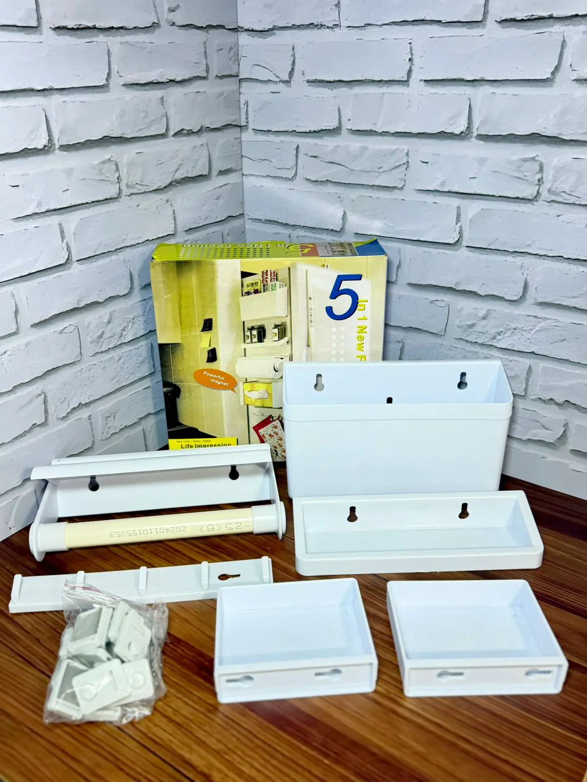 Organizador magnético blanco para nevera con compartimentos, portarrollos y accesorios de montaje.