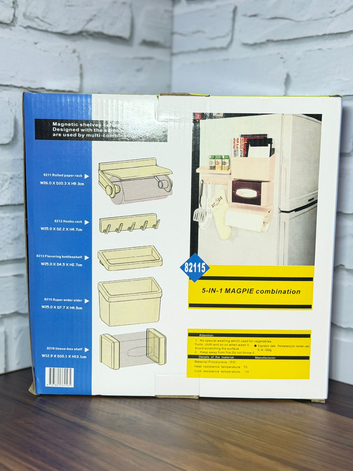 Organizador magnético de nevera 5-in-1 MAGPIE con estantes y ganchos, color beige.