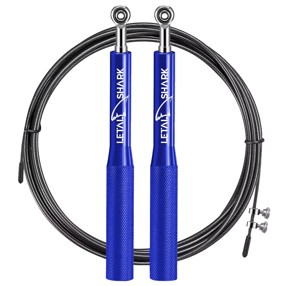 Cuerda de saltar azul metálico con mangos texturizados y cable de acero ajustable, ideal para entrenamiento cardiovascular.