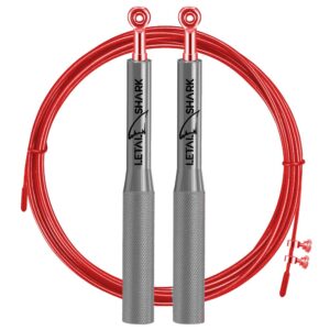 Cuerda de saltar profesional Lethal Shark, dos mangos metálicos grises texturizados y cable rojo enrollado.