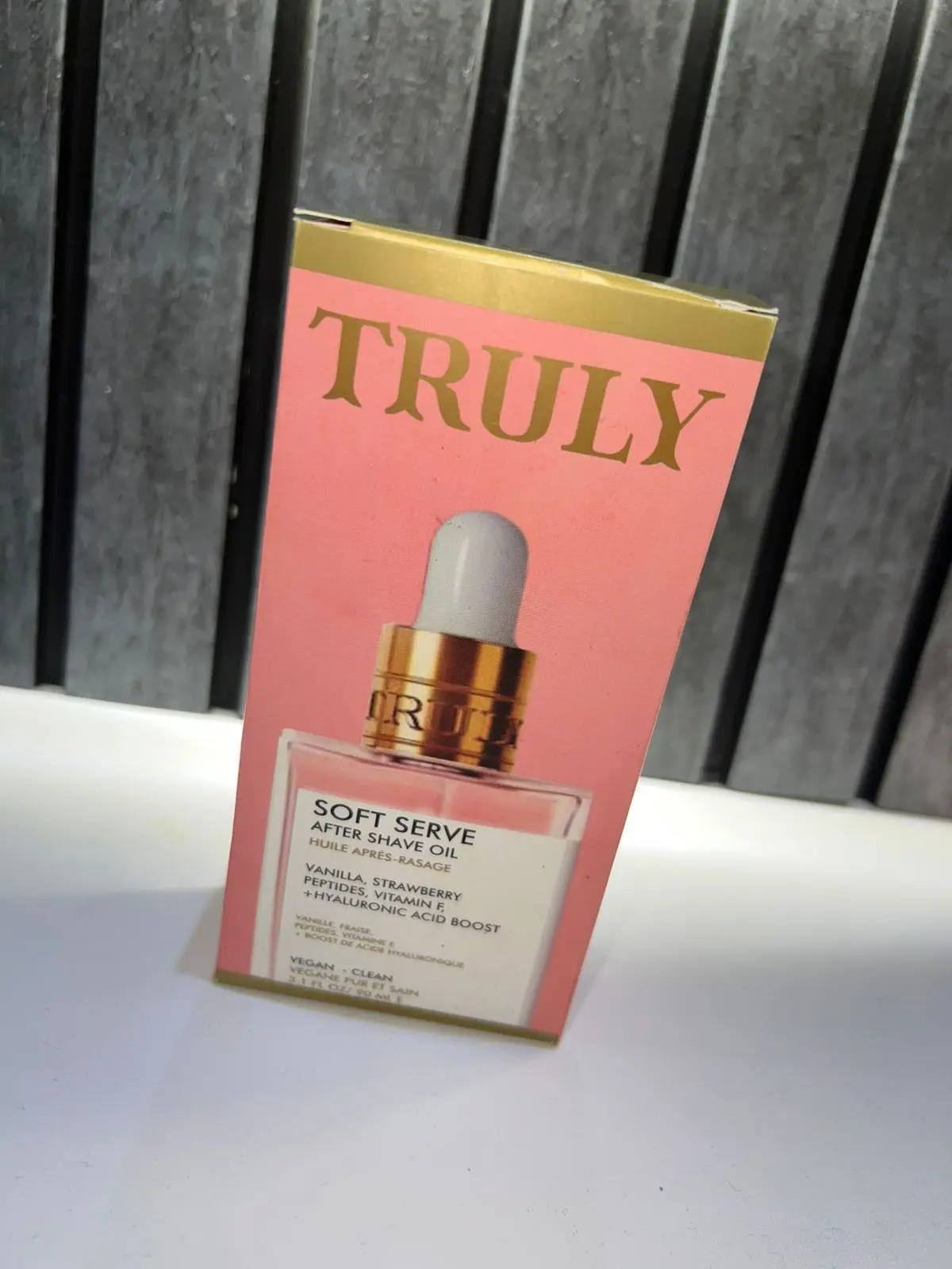 Caja de aceite para después del afeitado Truly Soft Serve de 90 ml con aroma a vainilla y fresa, ingredientes clave.
