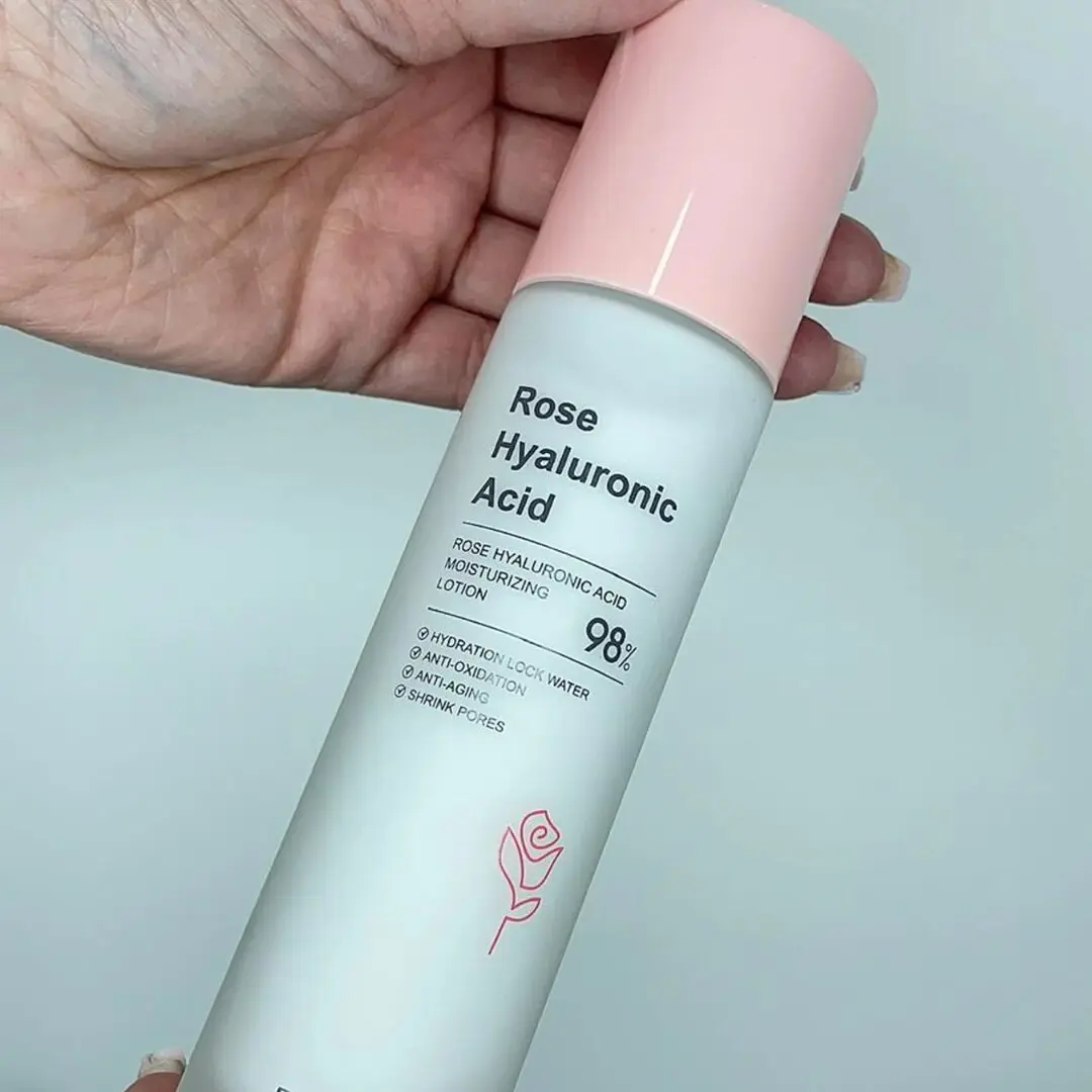 Tonico facial hidratante Bioaqua con ácido hialurónico y rosa, en botella blanca con tapa rosa.