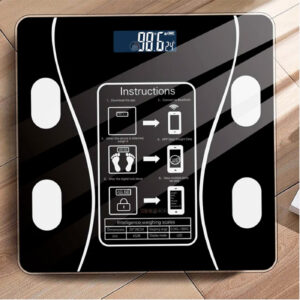 Pesa digital de baño negra con pantalla LED mostrando 98.6 y 24°C, instrucciones de uso y tabla de especificaciones.