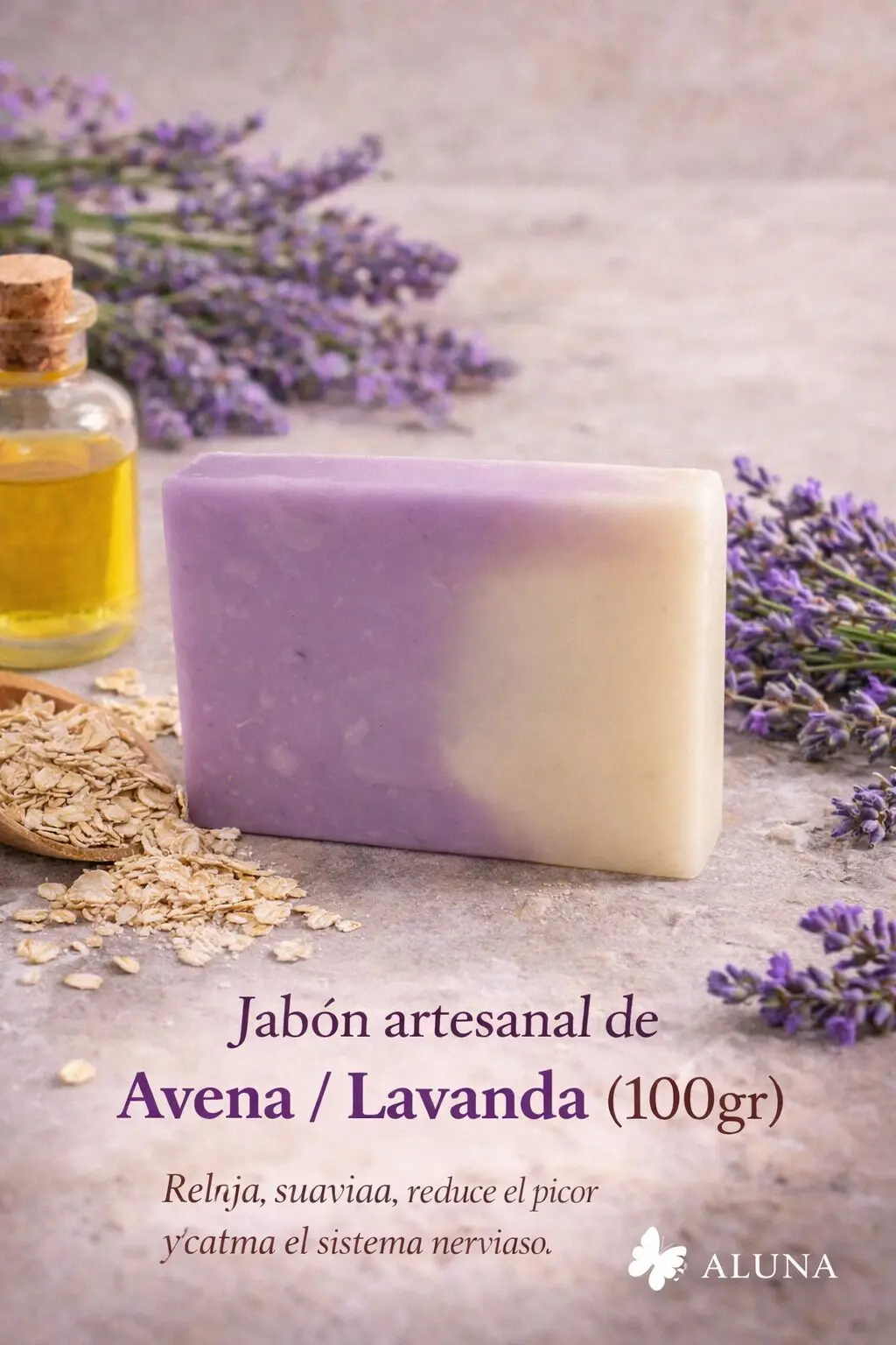 Jabón artesanal de avena y lavanda, bicolor, junto a avena y flores de lavanda.
