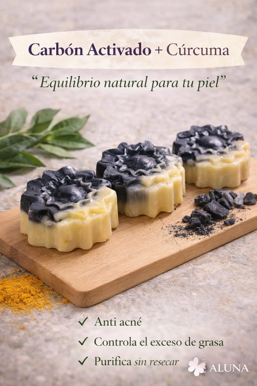 Jabón artesanal de carbón activado y cúrcuma con dos capas, en forma de flor, sobre tabla de madera.