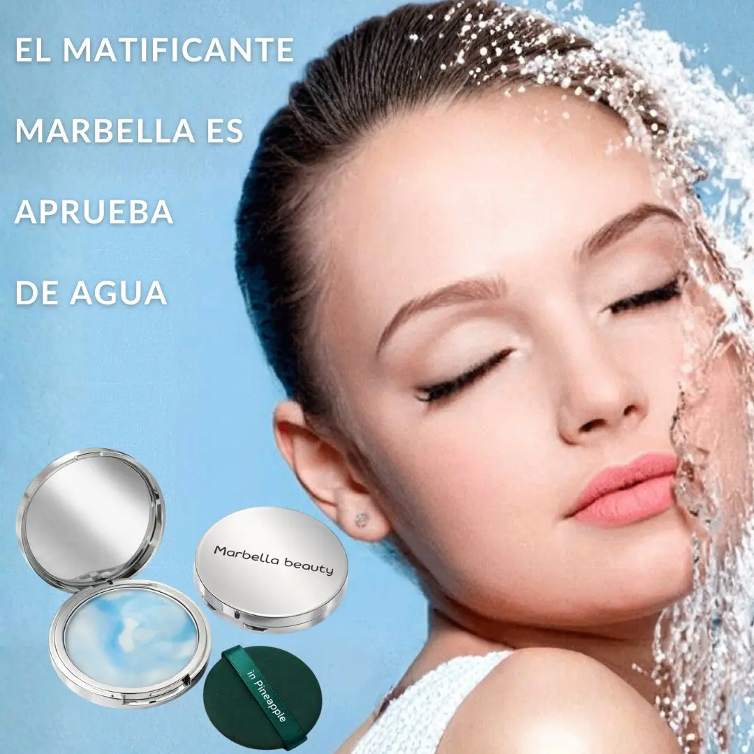 Matificante facial Marbella Beauty en presentación compacta con aplicador, modelo aprobada de agua.