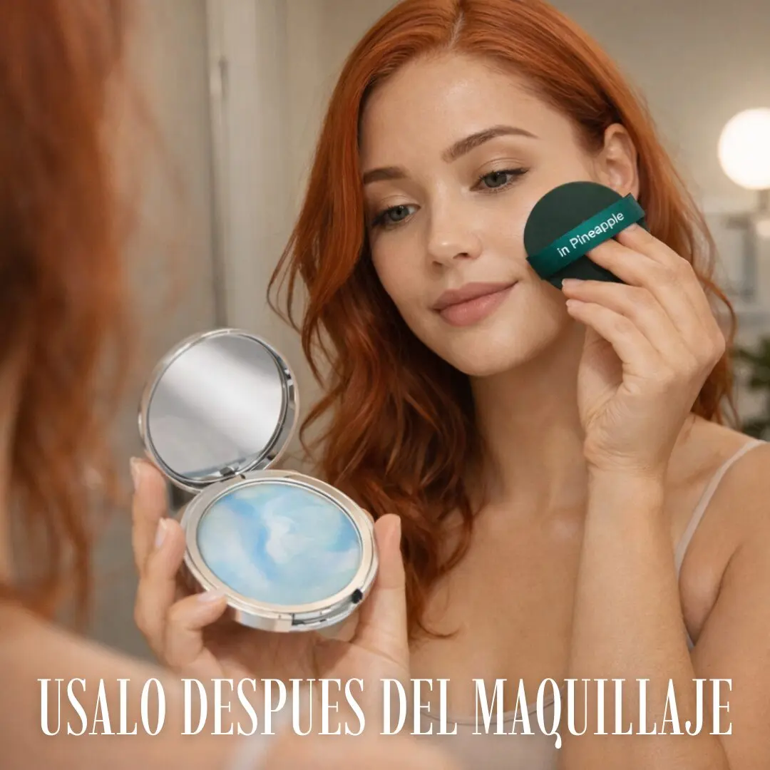 Mujer con cabello rojizo aplica polvo matificante facial Marbella Beauty con esponja, espejo abierto al lado.