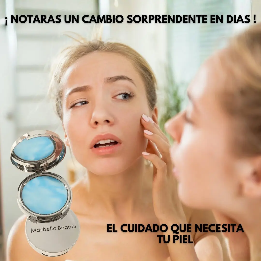 Mujer joven examinando su piel frente al espejo, sosteniendo un matificante facial redondo plateado de Marbella Beauty con producto azul cielo.