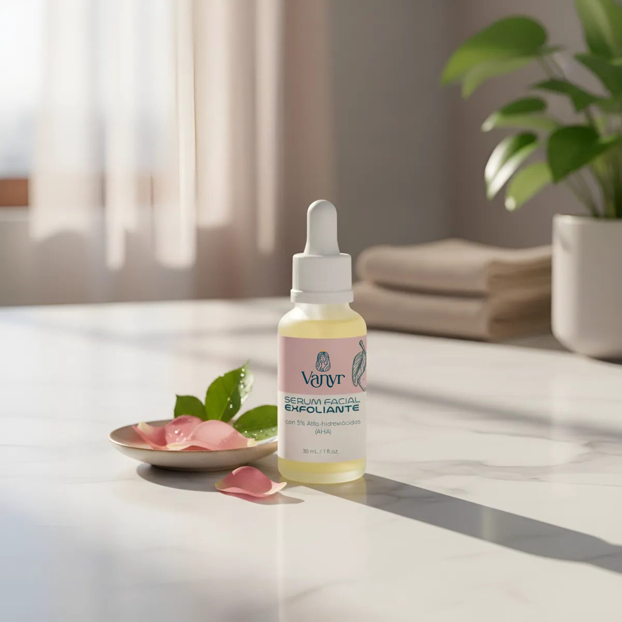 Serum Vanyr exfoliante facial con AHA 5%, en frasco de vidrio con gotero, junto a pétalos de rosa y hojas verdes.
