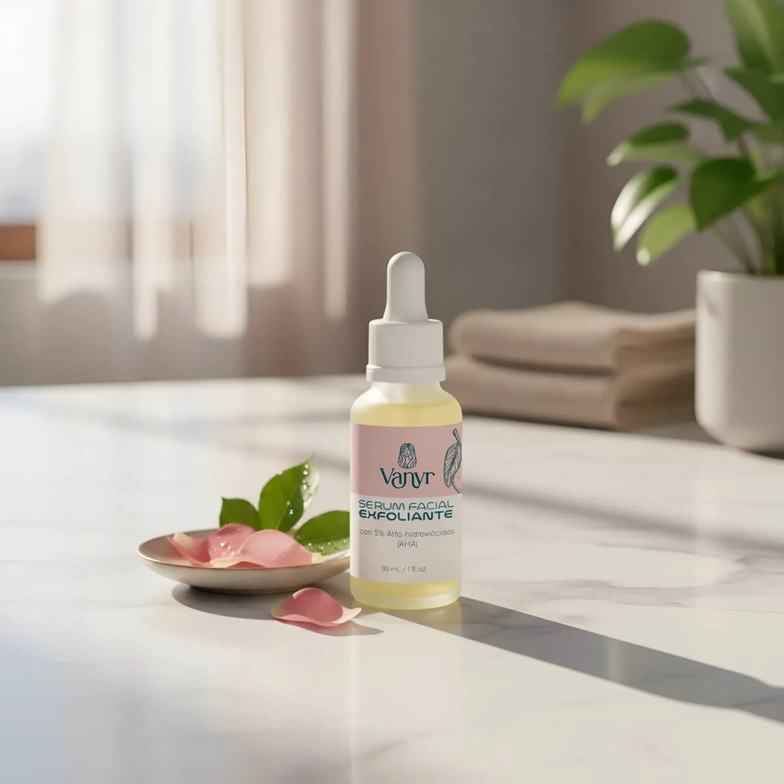 Serum Vanyr exfoliante facial con AHA 5%, en frasco de vidrio con gotero, junto a pétalos de rosa y hojas verdes.