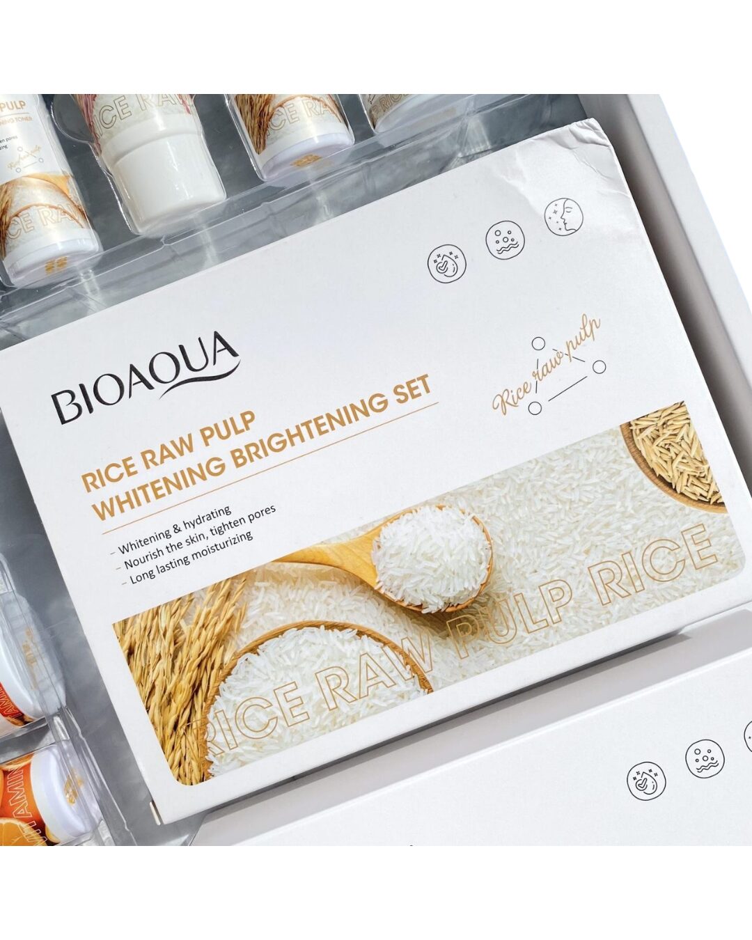 Mini kit viajero facial Bioaqua Rice Raw Pulp, set para blanquear e hidratar la piel con envases pequeños y detalles de arroz en empaque.