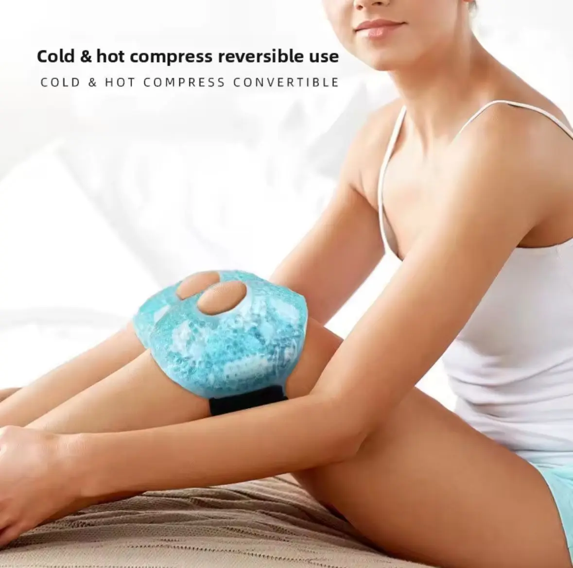 Compresa de gel azul para rodilla, con dos puntos de apoyo, usada en pierna para aliviar dolor e inflamación con calor o frío.