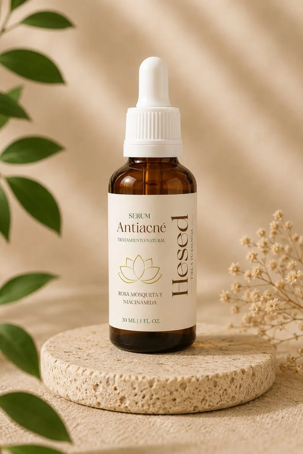 Serum antiacné Hesed 30 ml con rosa mosqueta y niacinamida en frasco ámbar sobre base de piedra.