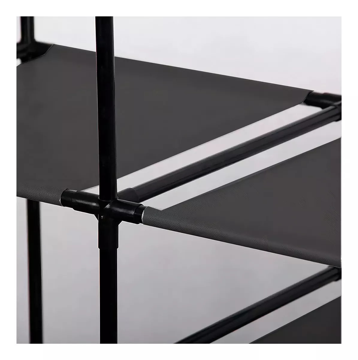 Closet organizador triple: estantes grises y tubos negros, vista de cerca.