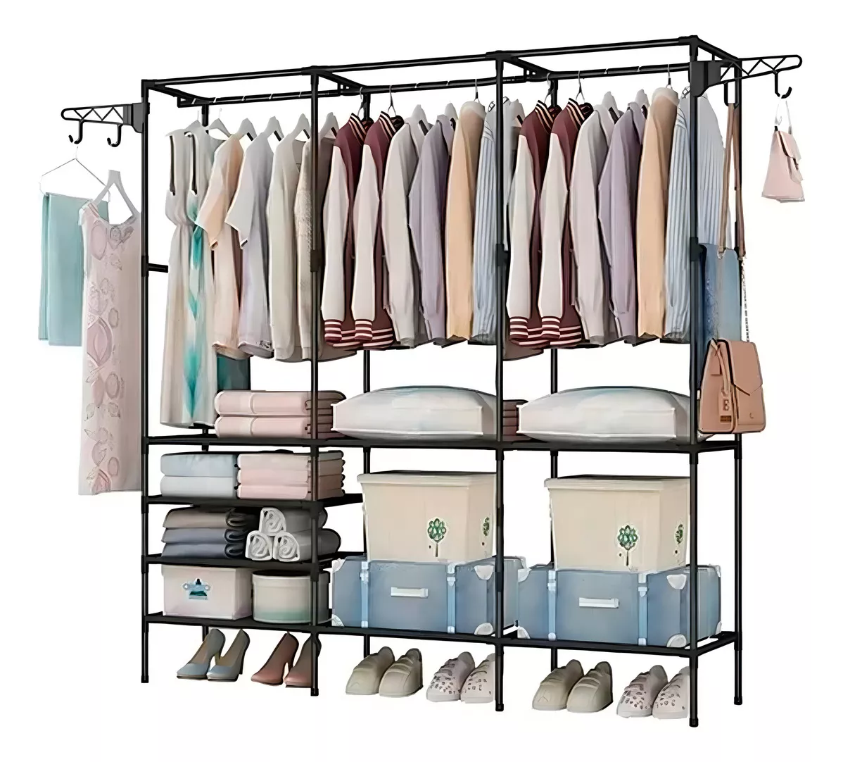 Closet organizador triple con ropa colgada, toallas apiladas, cajas y zapatos.