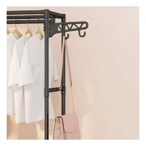 Closet organizador de ropa multifuncional con bolsa rosada colgando.