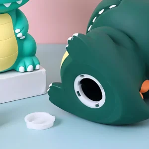 Alcancia de dinosaurio verde, vista desde abajo, con tapa blanca para monedas.