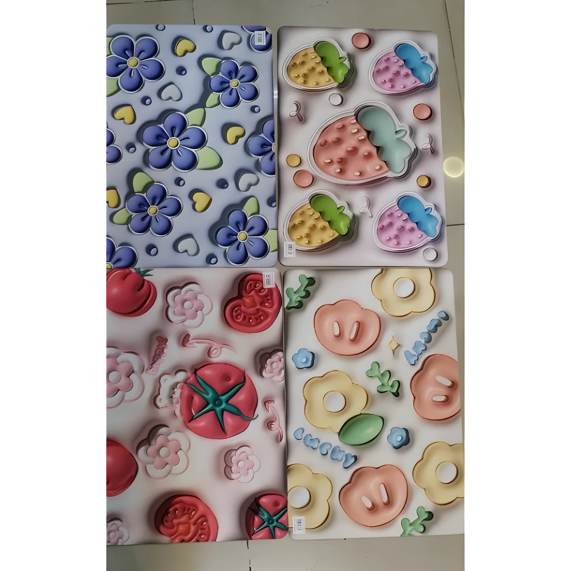 Cuatro moldes de silicona 3D para repostería con diseños de flores azules, fresas, tomates y formas de frutas/cerditos.