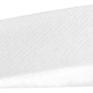 Almohada blanca antireflujo para bebé, con textura acolchada en rombos, ideal para colecho y prevenir regurgitación.