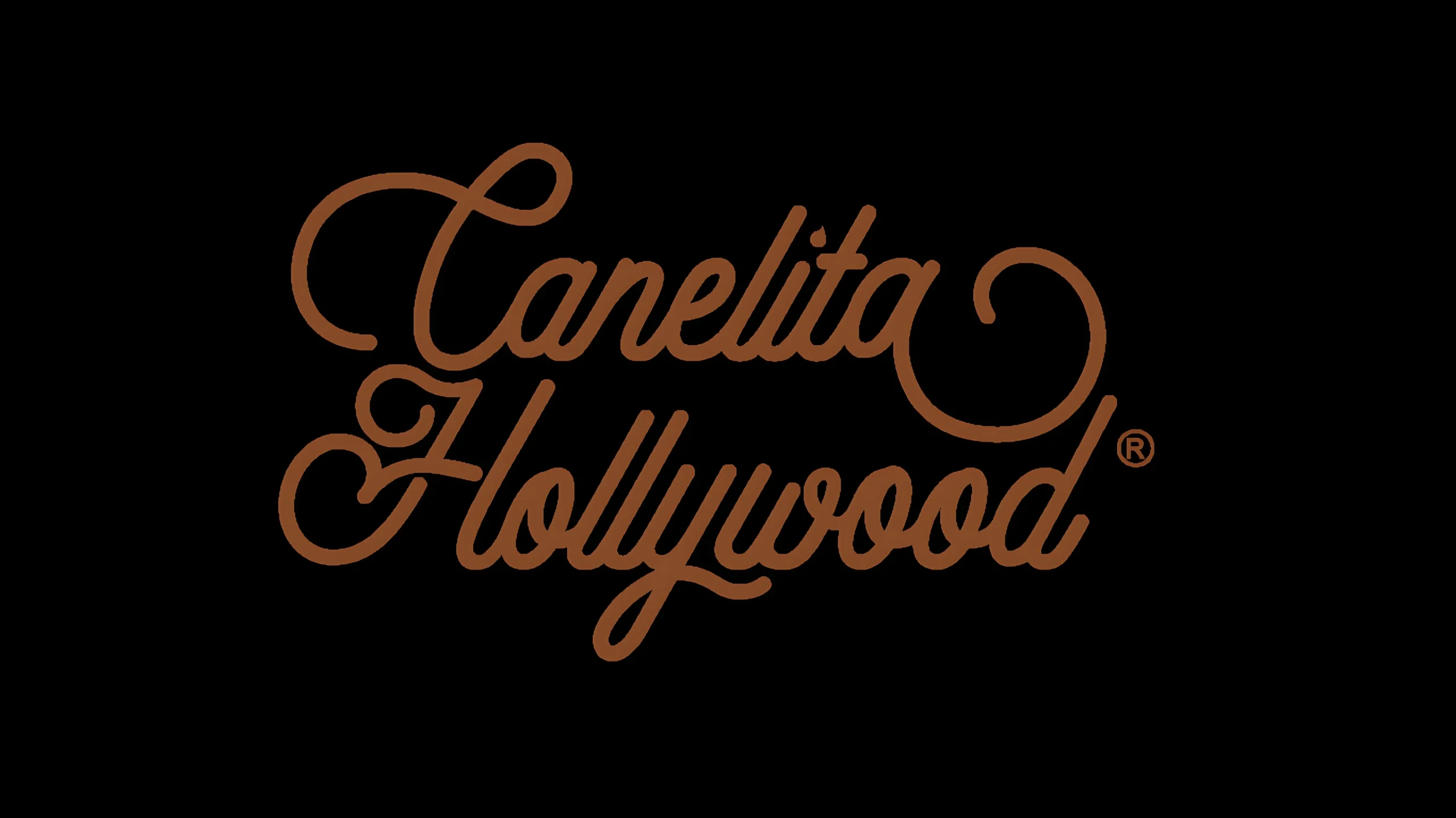 Logotipo "Canelita Hollywood" en caligrafía marrón sobre fondo negro, con símbolo de marca registrada.