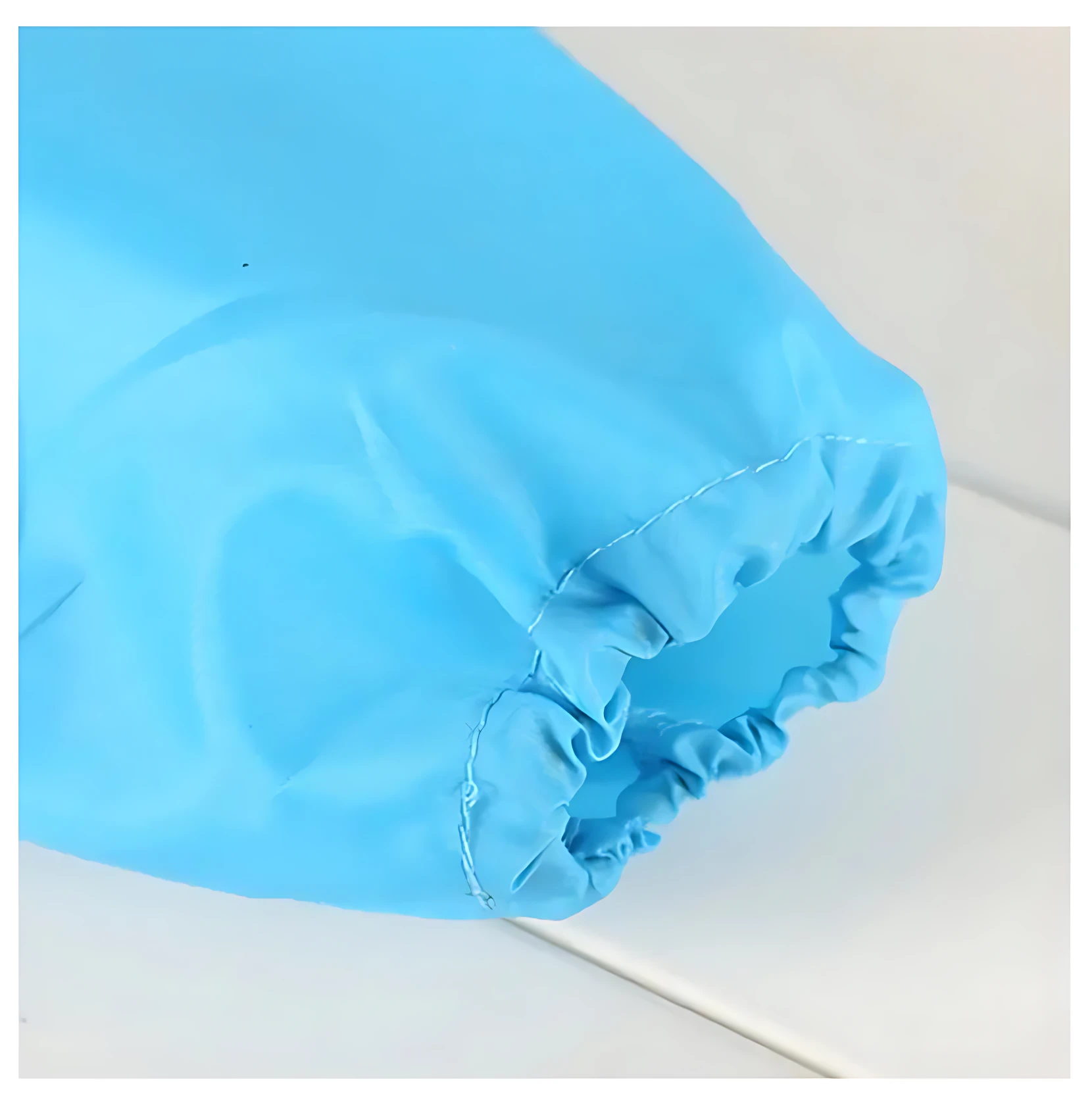 Manga de babero delantal azul para bebé, elástico y con costura.