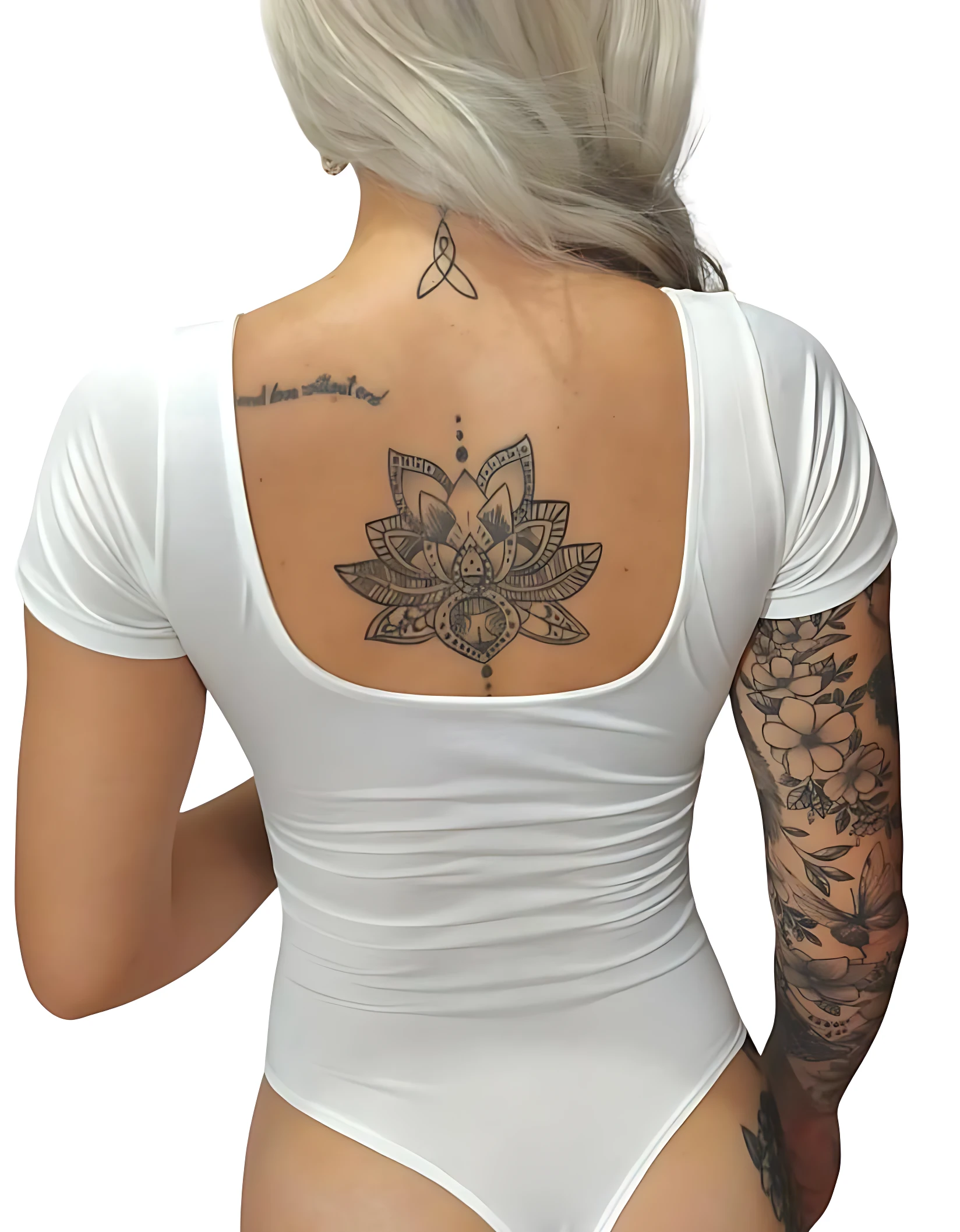 Body blanco manga corta poli licra, realza figura. Espalda con tatuajes de flor de loto y trébol.