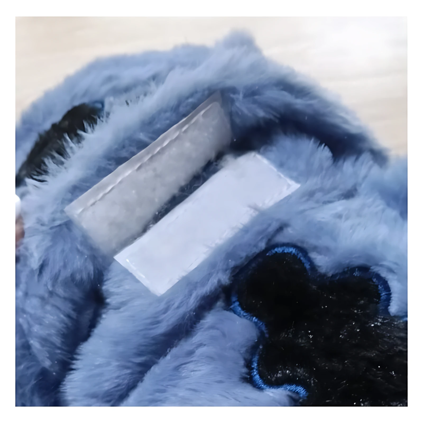 Bolsa de agua caliente azul peluda con diseño de Stitch, velcro para cierre.
