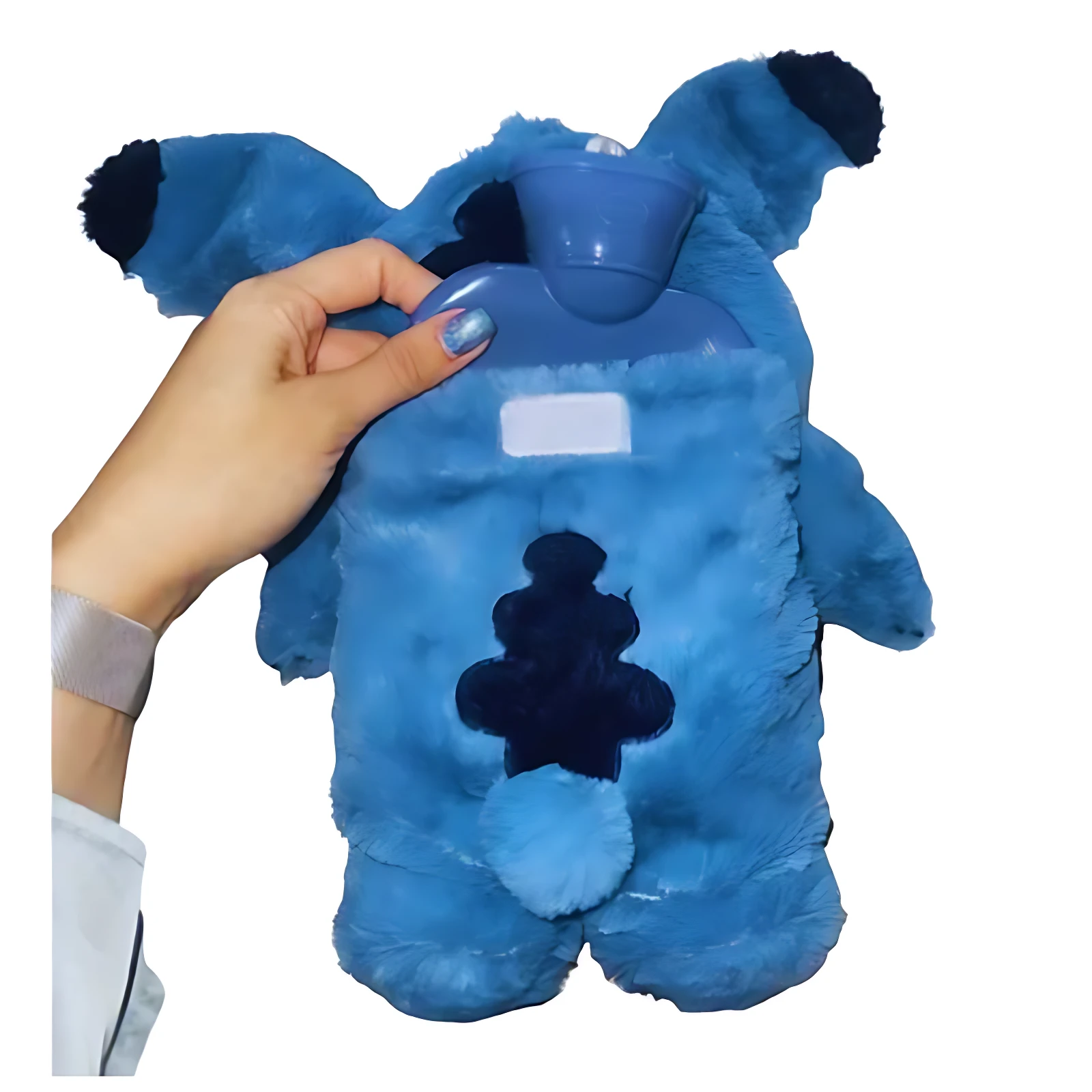 Bolsa de agua caliente de peluche azul diseño Stich, mano insertando tapa, ideal para aliviar dolores.