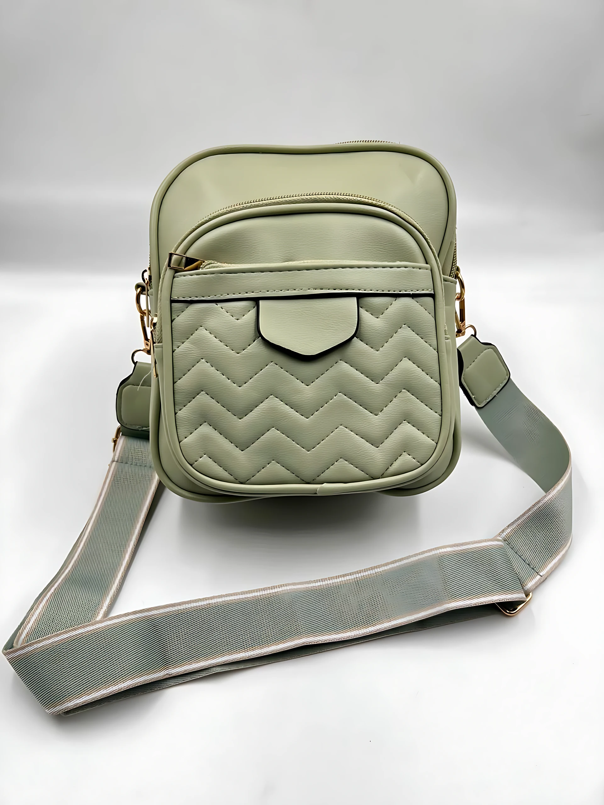 Bolso manos libres mujer verde menta, acolchado chevron, dos compartimentos, correa ajustable tejida.