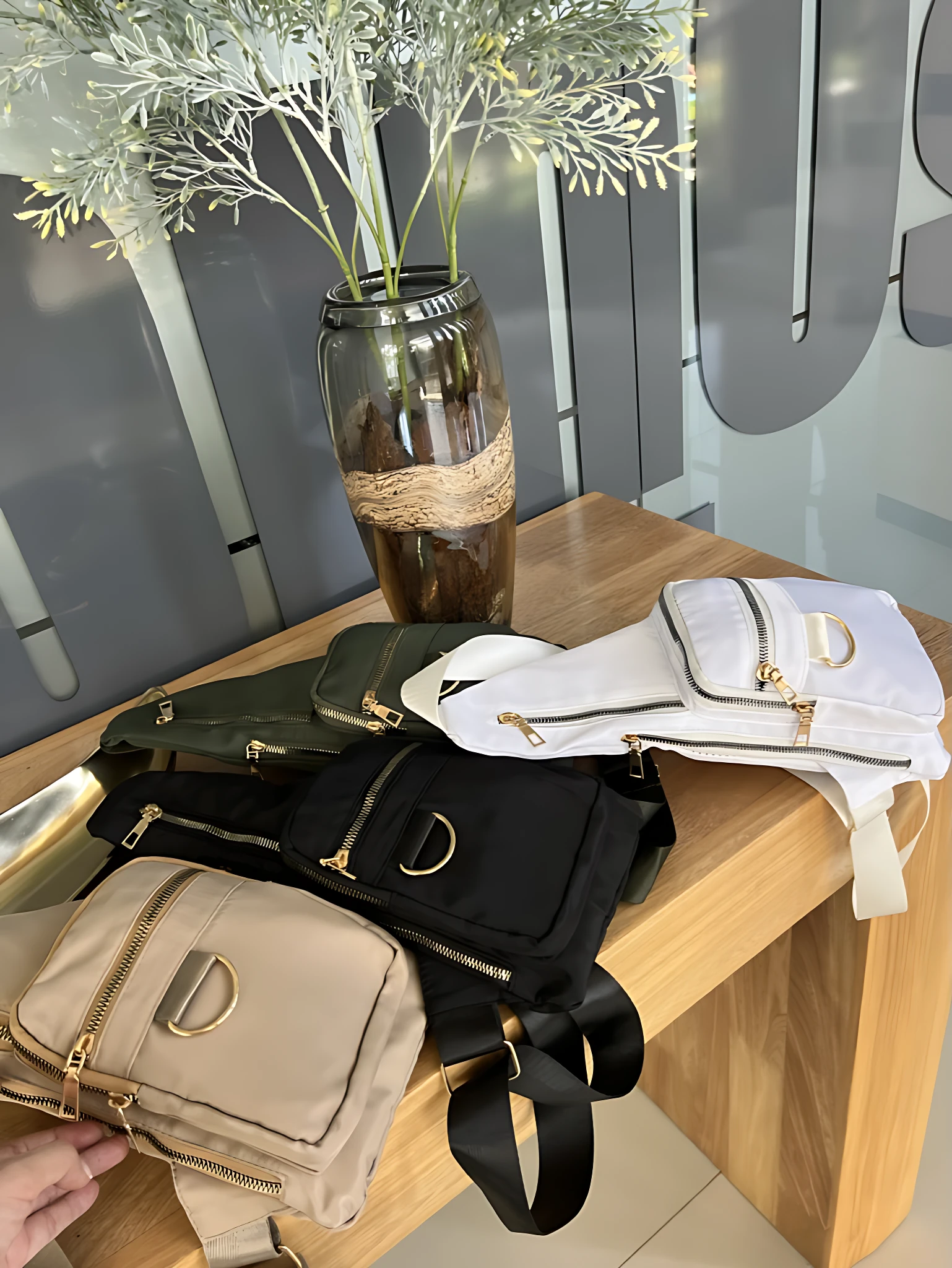 Bolso bandolera Spice impermeable en varios colores: beige, negro, blanco y verde.