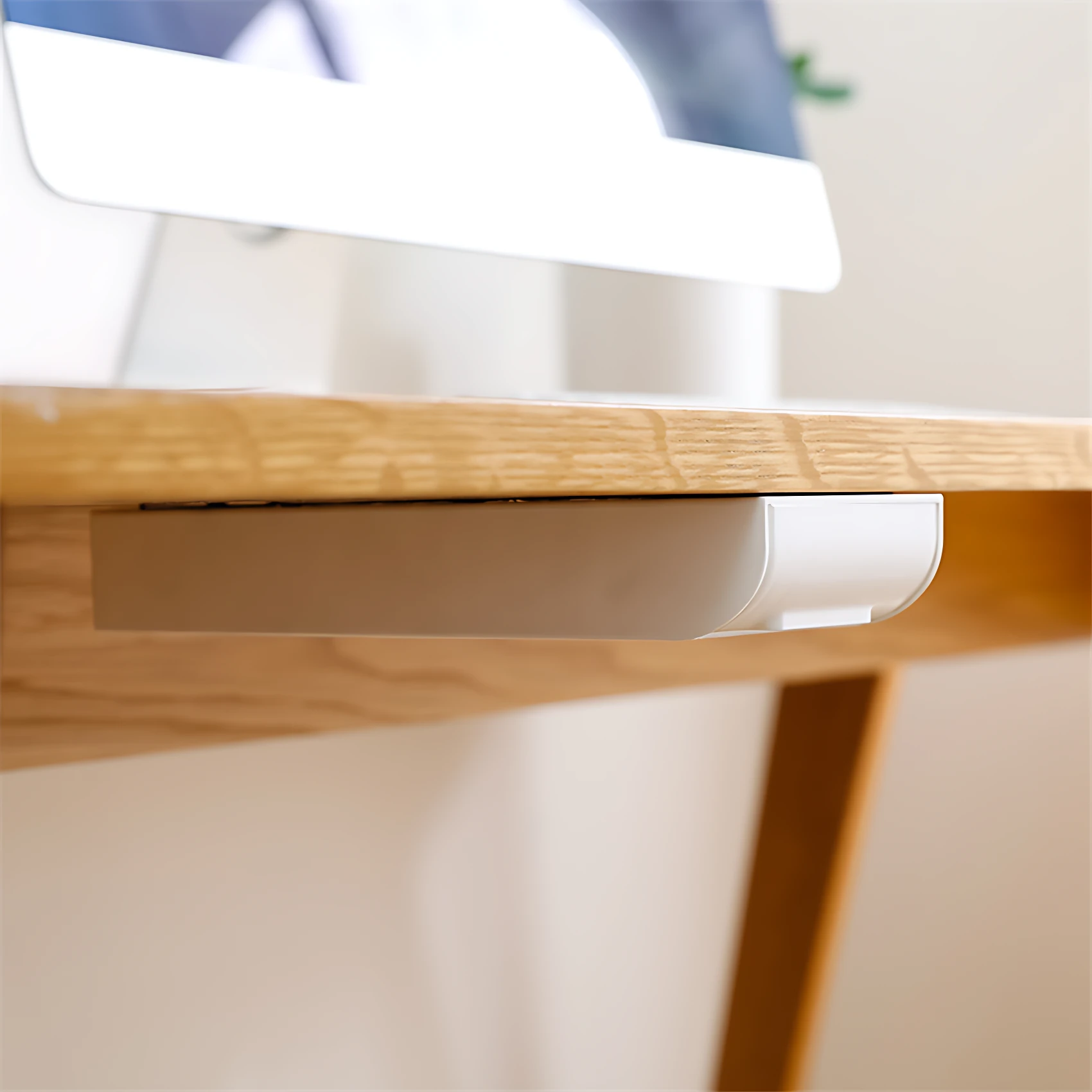 Cajón adhesivo blanco para escritorio, ideal para organizar.