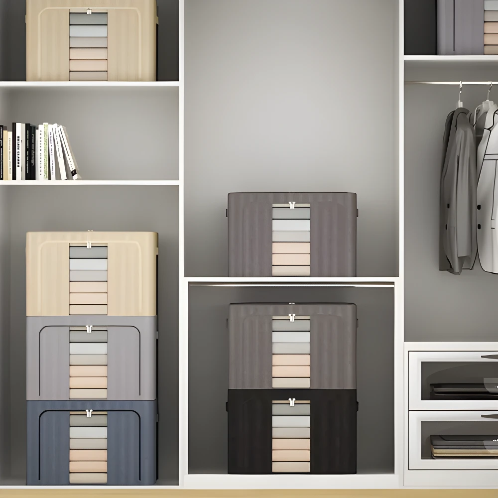Clóset organizado con cajas organizadoras apilables para ropa, tonos beige, gris y azul, junto a prendas colgadas.