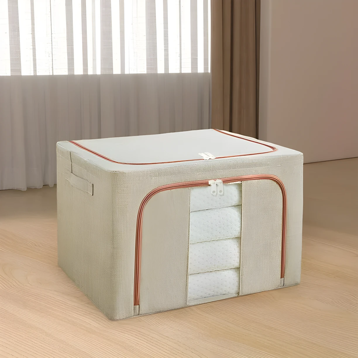 Cajón organizador de tela beige, vista frontal con cremallera abierta mostrando sábanas blancas dobladas en su interior.