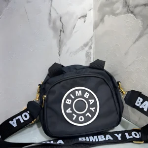 Carriel Bimba y Lola negro con logo circular blanco, correa estampada, ideal para llevar lo esencial.