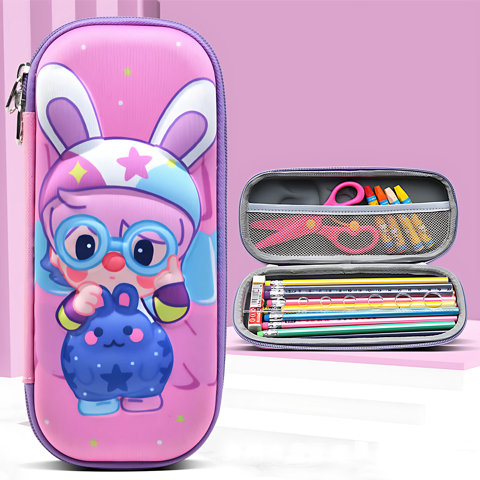 Cartuchera infantil 3D rosada con diseño de niña y conejo, abierta mostrando lápices, colores y tijeras.