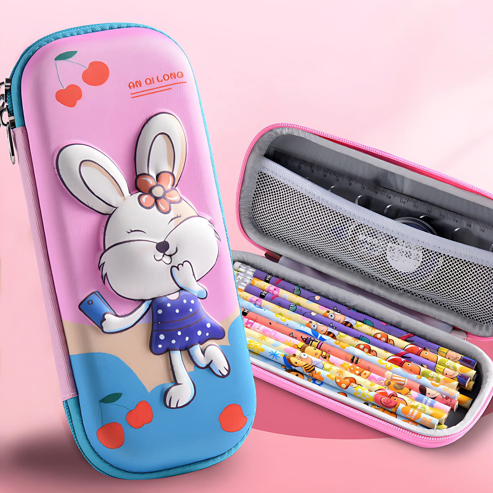 Cartuchera infantil 3D rosada con conejo y cerezas; cartuchera abierta con lápices de colores surtidos.