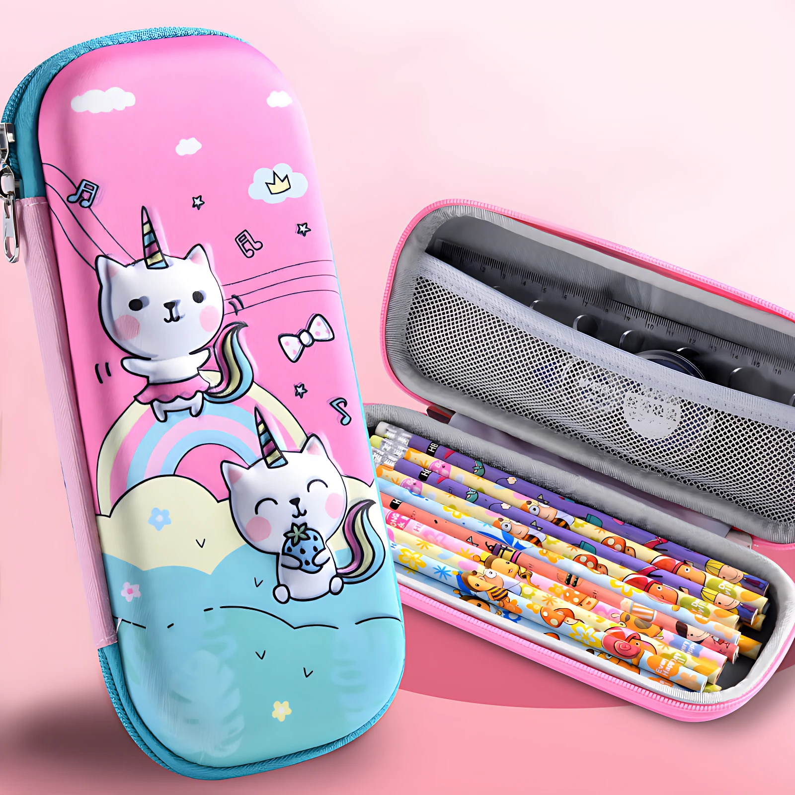 Cartuchera 3D infantil rosada con gatos unicornio y arcoíris. Incluye otra cartuchera abierta con lápices de colores.