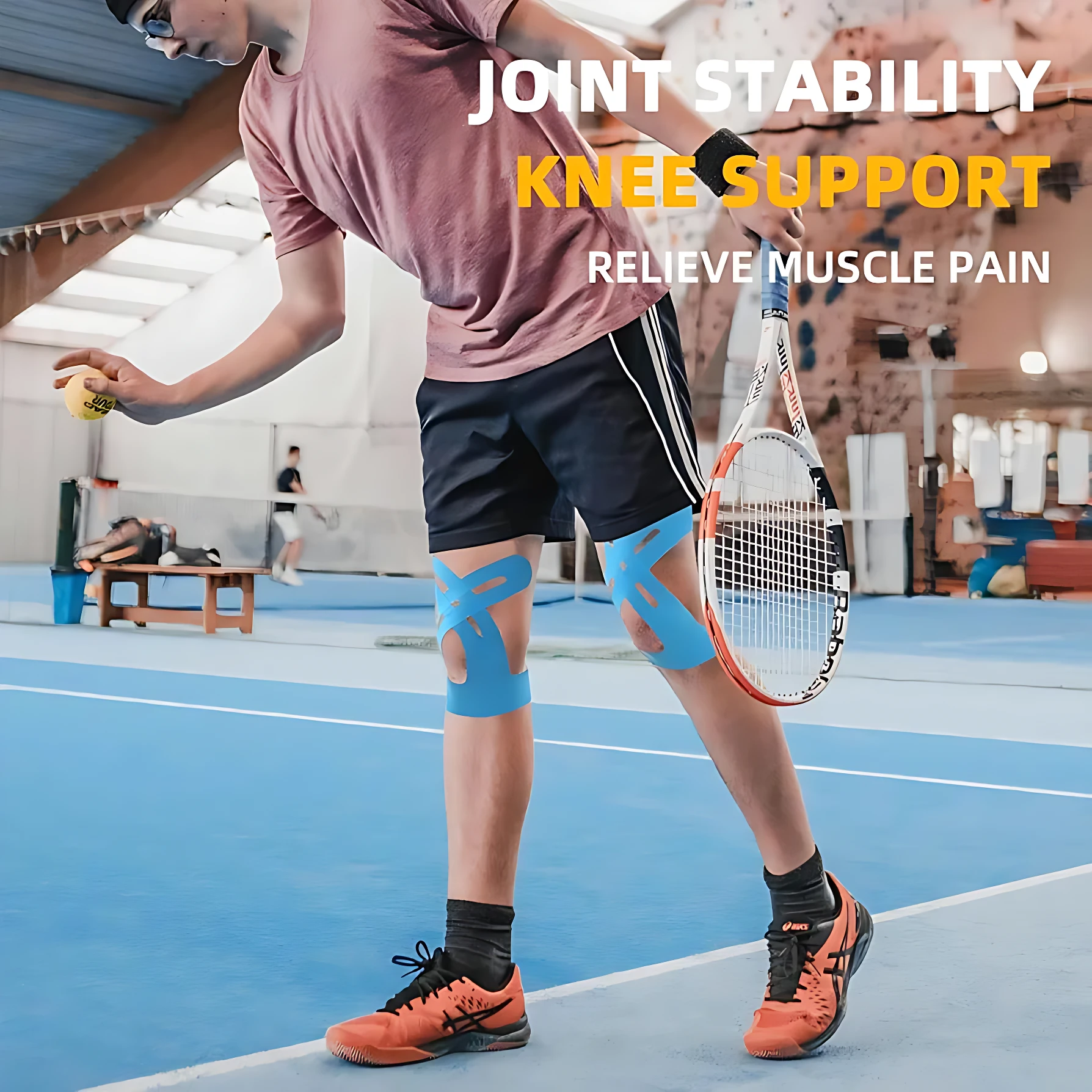 Cinta kinesiologica azul pre-cortada para soporte de rodilla, en tenista lanzando pelota.