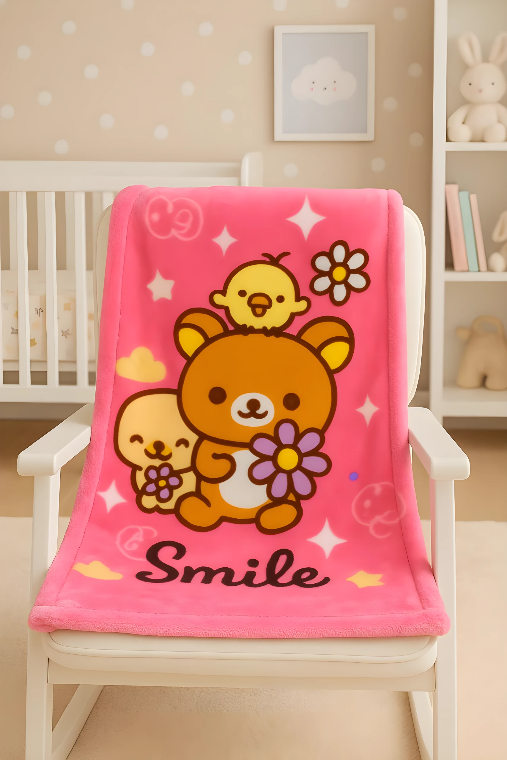 Cobija rosa de bebé con estampado de oso, pollito, perro y flores. Ideal para cuna.