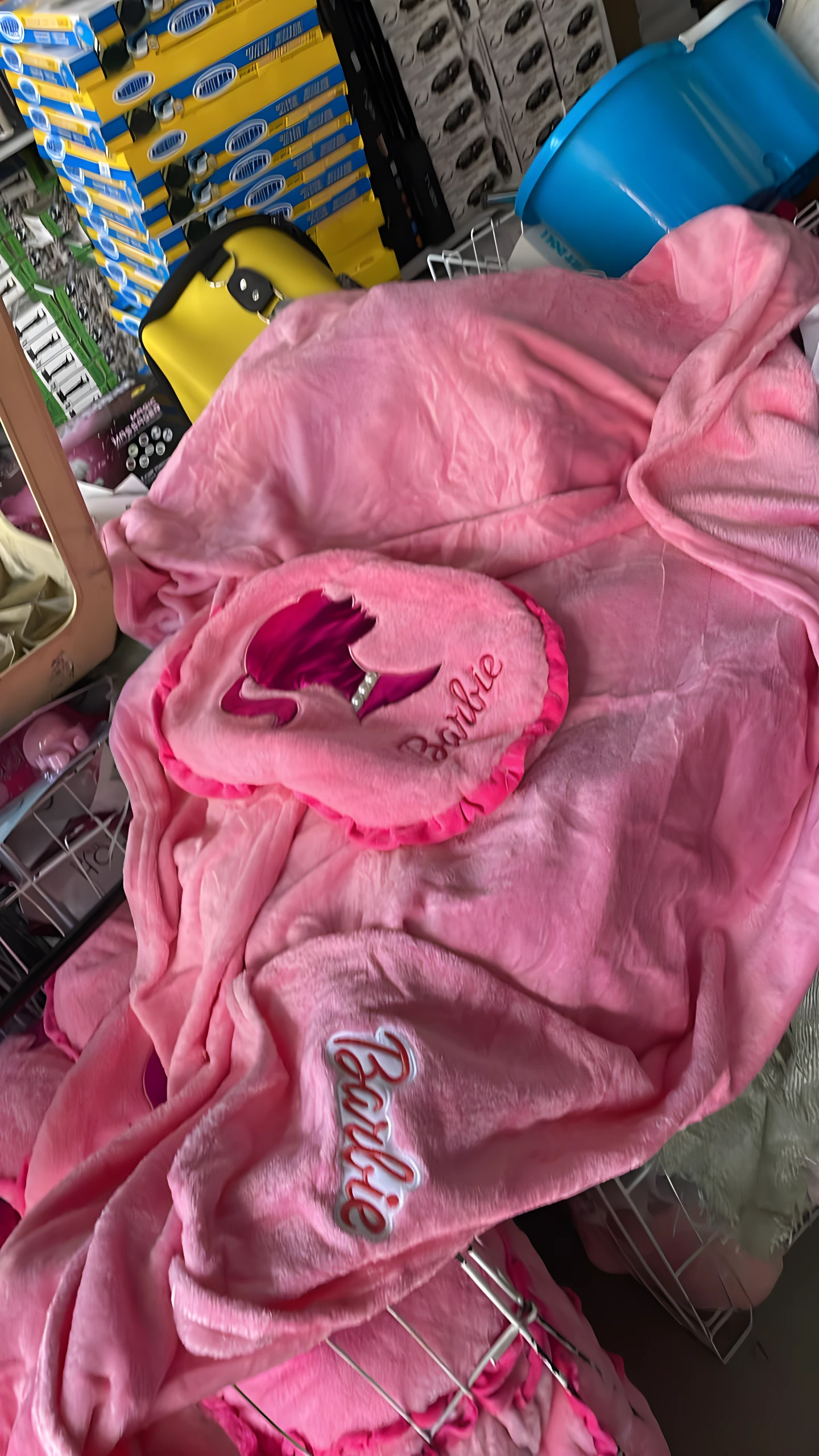 Cobija Manta 2 en 1 rosa temática Barbie, suave al tacto, se pliega en almohada decorativa.