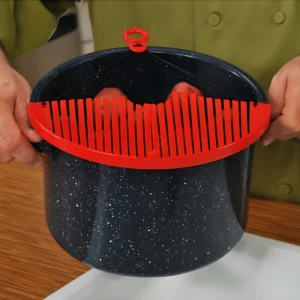 Set x2 Colador Better Strainer expansible rojo para ollas, escurre líquidos fácilmente ahorrando espacio en la cocina.