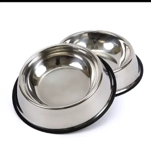 Dos comederos para mascotas de acero inoxidable con base antideslizante negra, vistos en ángulo cercano.