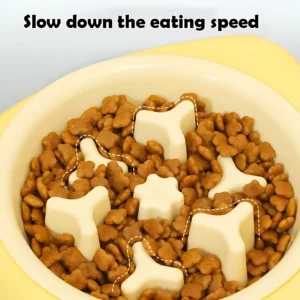 Comedero para mascotas con inserto blanco en forma de estrella y hueso, lleno de croquetas, para ralentizar la alimentación.