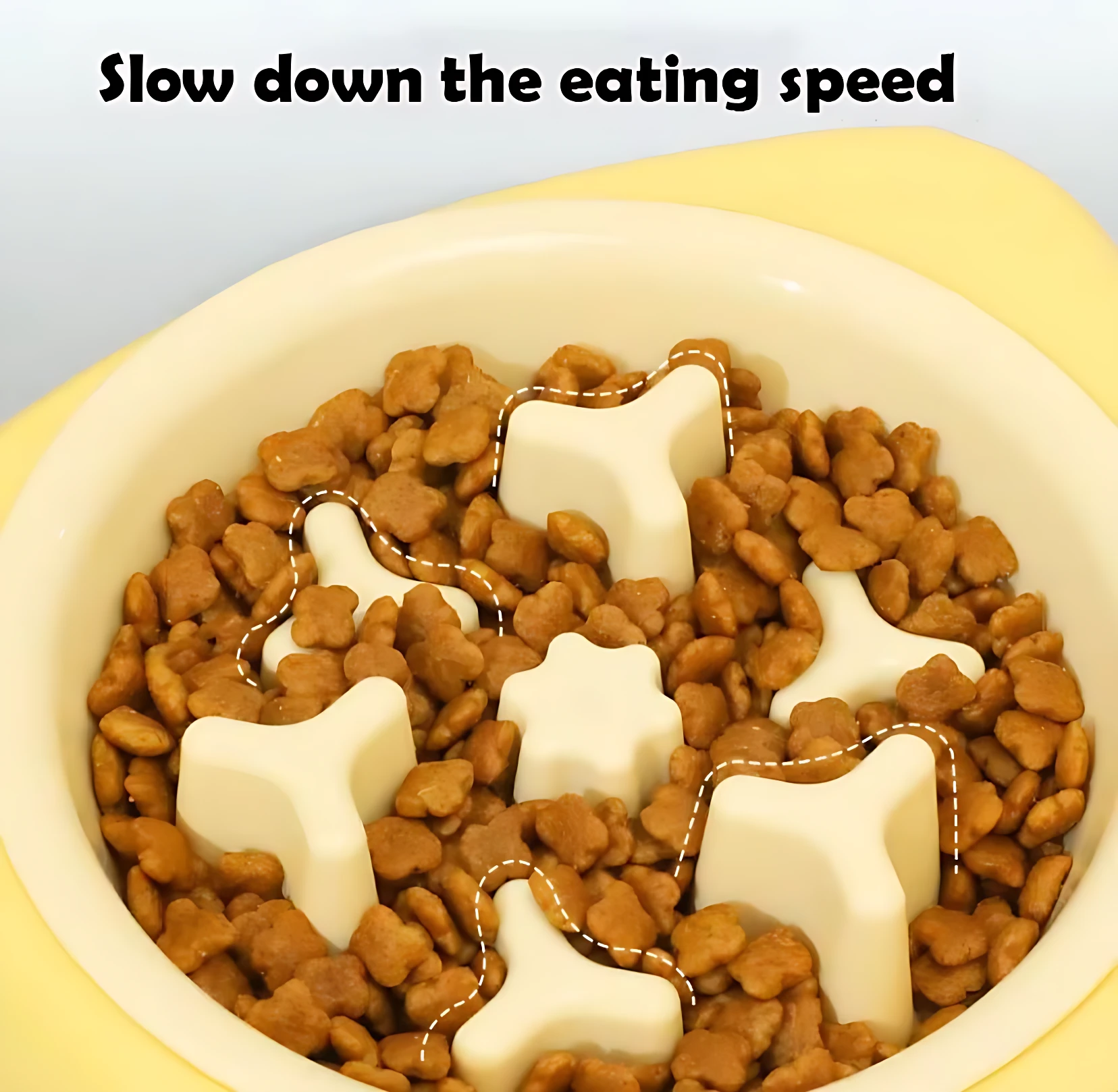 Comedero para mascotas con inserto blanco en forma de estrella y hueso, lleno de croquetas, para ralentizar la alimentación.
