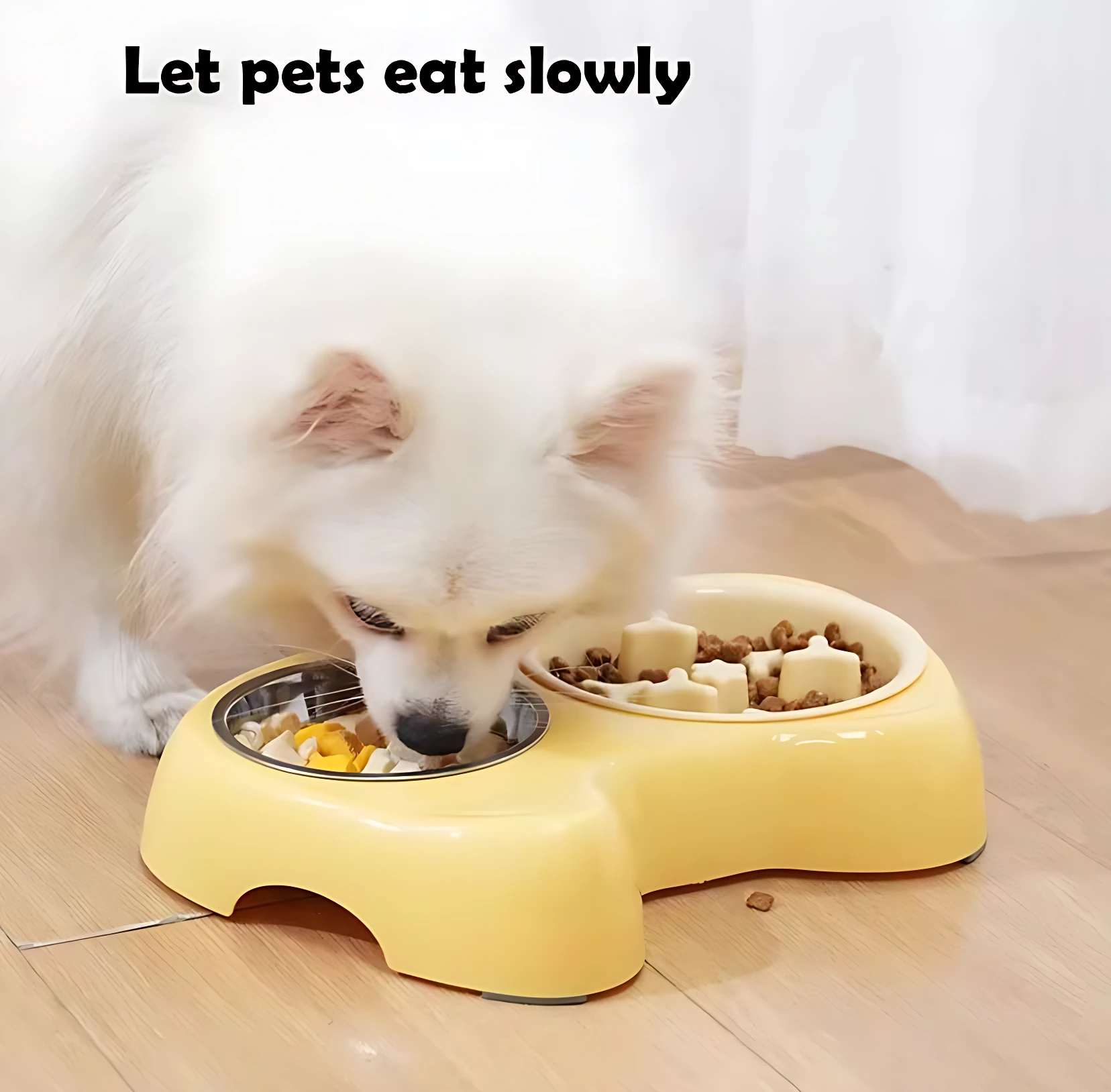 Perro blanco comiendo en comedero doble amarillo para mascotas que previene atragantamientos.